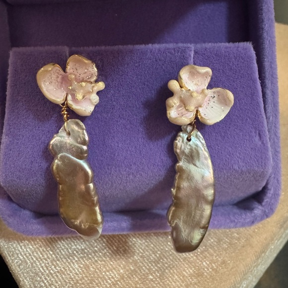 Vintage Jewelry - Pearl earring floral dangle fashion jewellery